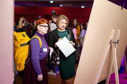 Global Gallery Zwei Frauen, die ein Poster begutachten