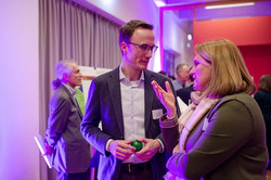 Global Gallery Ein Mann und eine Frau, die sich unterhalten im Internationalen Begegnungszentrum (IBZ)