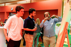GG 2026 Networking Ein Wissenschaftler erklärt zwei Zuhörern sein Projekt.