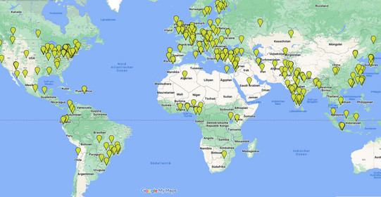 Weltkarte mit Pins der Herkunftsländer der Alumni