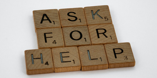 Ask for help Schriftzug in Scrabble Buchstaben