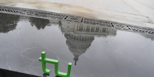 TU Logo vor dem US-Kapitolgebäude