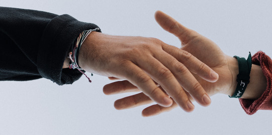 Reaching hands Zwei Hände berühren sich