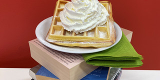 Eat & Read Waffel mit Sahne auf Bücherturm