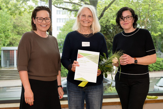 Global Gallery 2026 Auszeichnung Places2Be Hamina Drei Personen