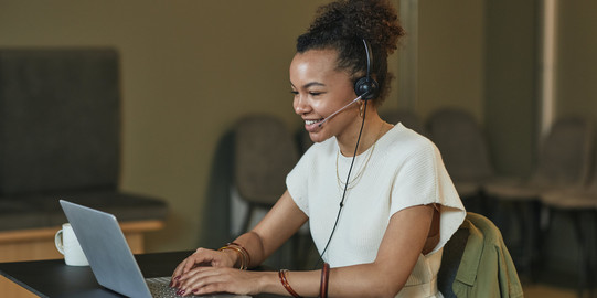 Symbolbild Studierendenjob Person, die mobil arbeitet