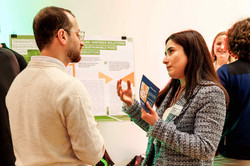 2026 Global Gallery Netzwerken Zwei Person im Gespräch