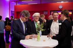 Global Gallery Eine Gruppe Männer und Frauen in Abendgarderobe im Internationalen Begegnungszentrum (IBZ)