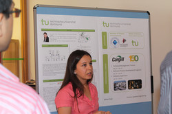 Alumni_Reunion_2016_1 Alumni in front of a movable wall