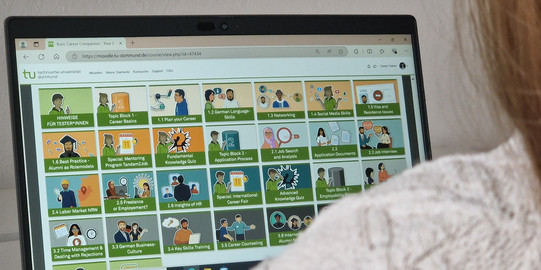 Symbolbild Career Companion Fokus auf Hände einer Person, die im Moodle Kurs Carrer Companion surft