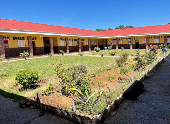 Schulgebäude mit Garten im Hof