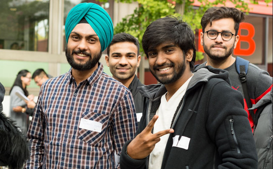 Come2Campus Ein Sikh, ein Inder und zwei weitere internationale Studierende vor dem Internationalen Begegnungszentrum (IBZ)