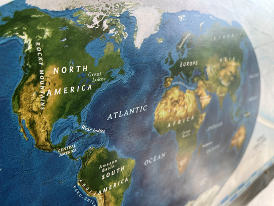 Fokus auf die Welt Fotoaufnahme, die die Kontinente der Erde zeigt