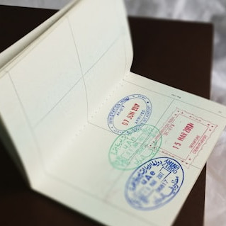 Aufgeschlagener Reisepass mit verschiedenen Einreise-Stempeln.