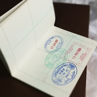 Aufgeschlagener Reisepass mit verschiedenen Einreise-Stempeln.