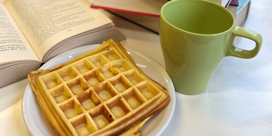 Eat and Read Waffel, Tasse und Bücher