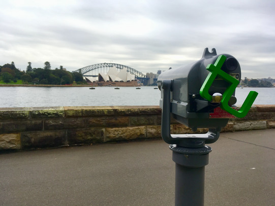 Traveling_TU_Sydney Opera House TU Logo vor dem Opernhaus in Sydney