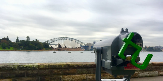 Traveling_TU_Sydney Opera House TU Logo vor dem Opernhaus in Sydney