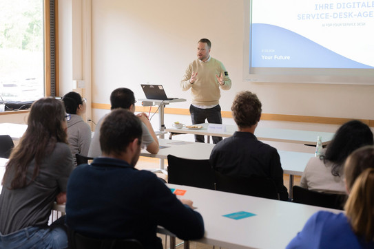 Symbolbild Mittelstand Studierende im Gespräch mit KMU