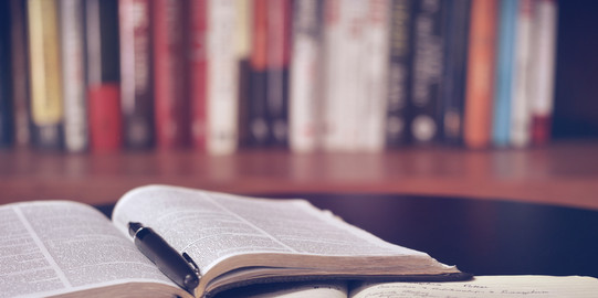 Studiensituation Bücher und Notizen vor einer Bücherwand