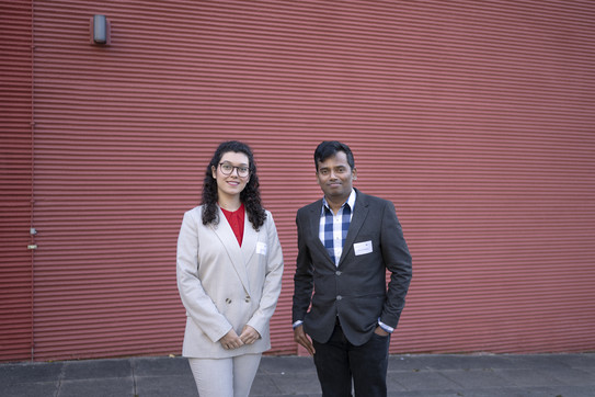 IKM 2021_01 Zwei Teilnehmender der Internationalen Karrieremesse vor dem IBZ