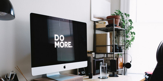 Do More Computer Bildschirm mit der Schrift "Do More"