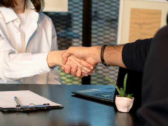 Bewerbungsworkshops: Interview, Bewerbungsgespräch Zwei Personen schütteln sich bei einem Bewerbungsgespräch die Hand.