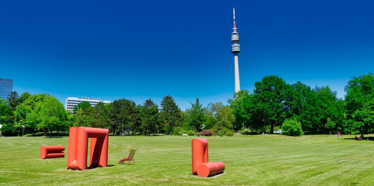 Florianturm Florianturm vor blauem Hintergrund. Im Vordergrund grüne Wiese und Bäume.