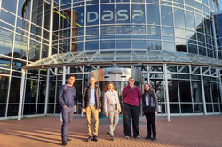 Eine Gruppe von Menschen steht vor dem Eingang der DASA.