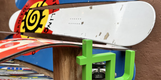 Traveling_TU_Colorado.jpg Das Traveling TU Logo besucht die Manitou Cliff Dwellings