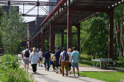 Menschen laufen auf dem Gelände der Zeche Zollverein.