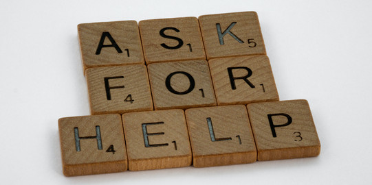 Ask for help Schriftzug in Scrabble Buchstaben