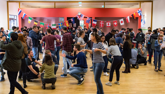 Come2Campus dancing international students in the International Meeting Center of TU Dortmund University