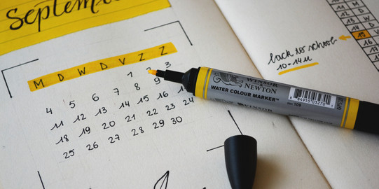 Kalender Kalender markiert mit gelbem Highlighter