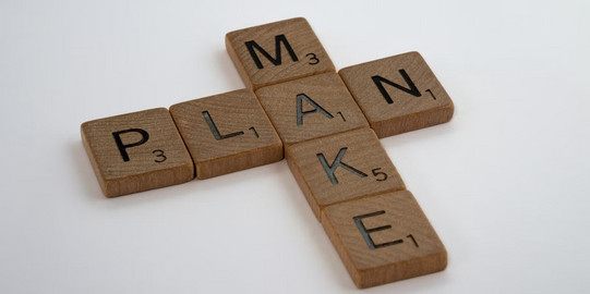 Braune Holzklötze Braune Holzklötze auf weißer Oberfläche.