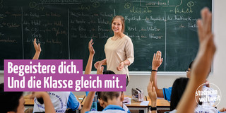 LEhramt.International - Begeistere dich (lang) Eine Frau steht vor einer Klasse mit jungen SChüler*innen. Auf dem Bild steht der Text: "Begeistere dich. Und die Klasse gleich mit."