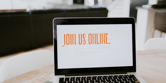 Registrierung Laptop auf einem hellen Holztisch.