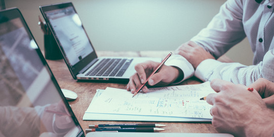 meeting Zwei Menschen im Gespräch am Laptop