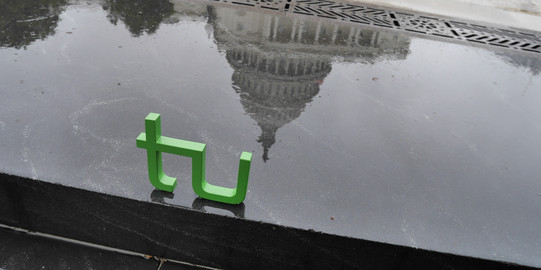 Traveling TU_Capitol 2 TU Logo vor dem US-Kapitolgebäude