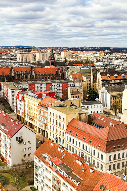 Übersicht Wohnen Aufnahme des historischen europäischen Stadtbildes mit Blick über Dächer, ein leicht bedeckter Himmel