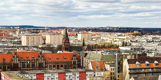 Übersicht Wohnen Aufnahme des historischen europäischen Stadtbildes mit Blick über Dächer, ein leicht bedeckter Himmel