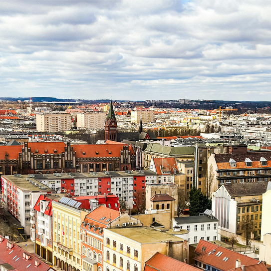 Übersicht Wohnen Aufnahme des historischen europäischen Stadtbildes mit Blick über Dächer, ein leicht bedeckter Himmel