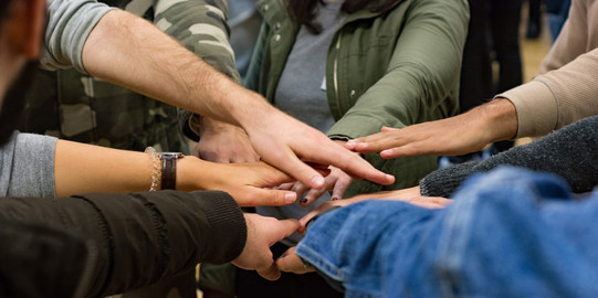 Come2Campus Verschiedene Hände übereinander