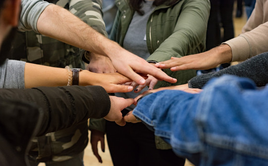 Come2Campus Verschiende Hände übereinander