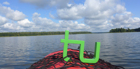 TU Logo auf ein Kajak gebunden