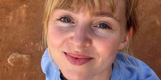 Anna Junge Frau mit blauem Oberteil macht ein Selfie von oben