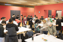 Eine große Menge an internationalen Studierenden spielt ein Kennlernbingo