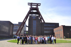 Eine Gruppe Studierender vor der Zeche Zollverein