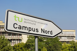 Campusbild_Campus-Nord_Wegweiser Wegweiser zum Campus Nord vor dem Mathetower