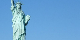 Praktika_TRF Freiheitsstatue vor blauem Himmel